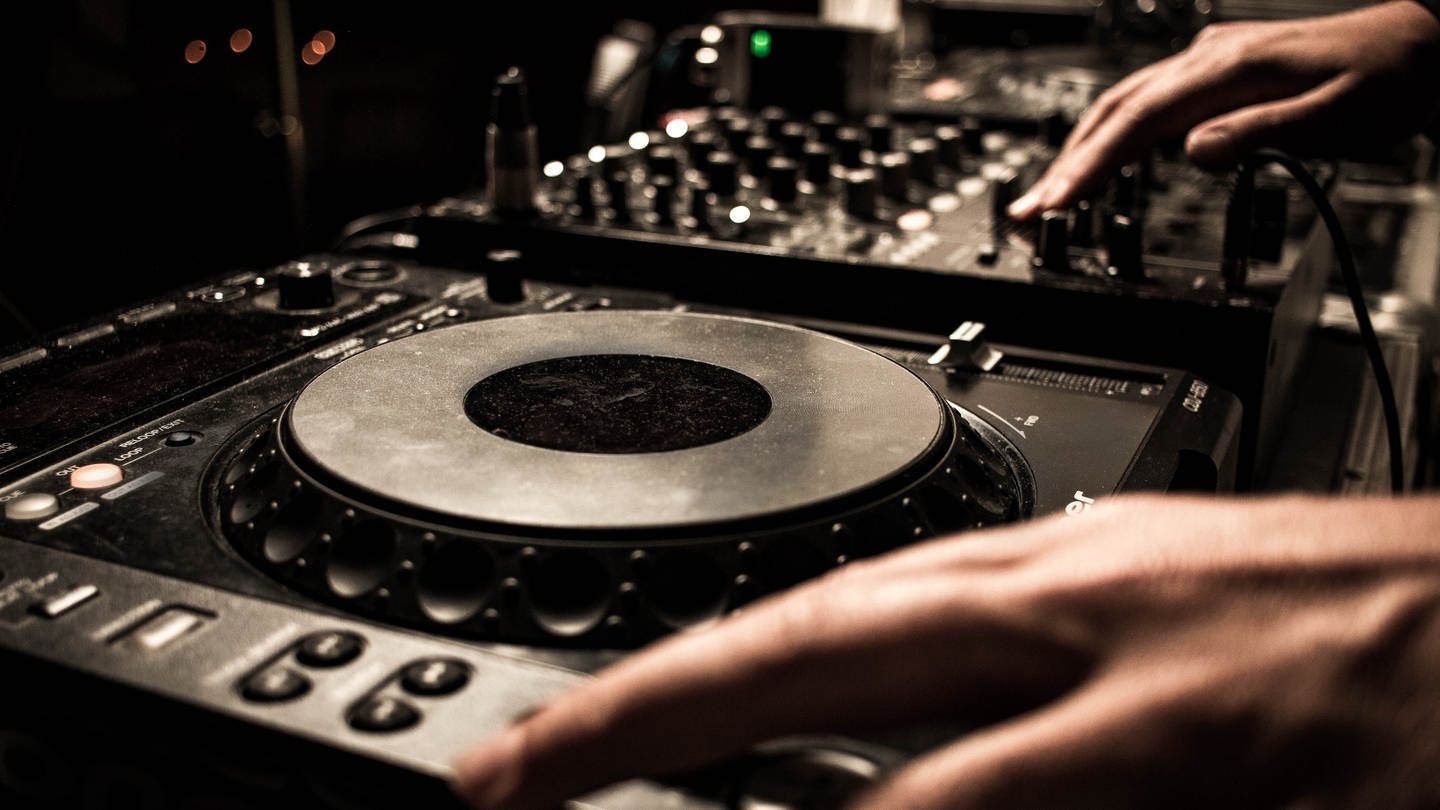 DJ Pult in einem Club (Foto: picture-alliance / Reportdienste, picture alliance / Zoonar | TIM WIT)