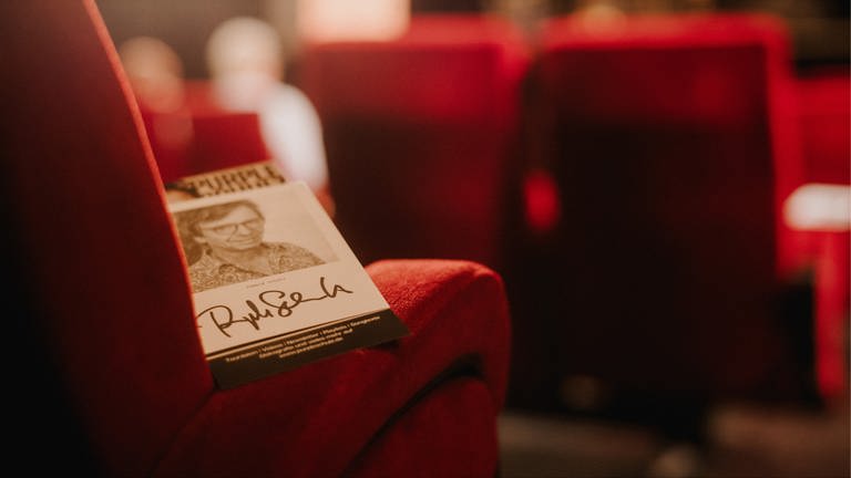 Purple Schulz-Autogramm auf einem Sessel im Scala Ludwigsburg (Foto: Ronny Zimmermann)