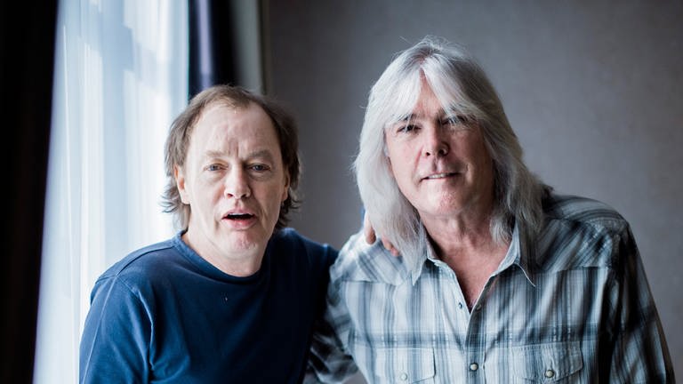 Angus Young und Cliff Williams 2014 bei einem Interview in Düsseldorf (Foto: picture-alliance / Reportdienste, Picture Alliance)