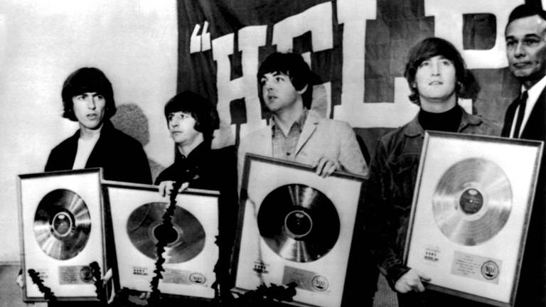 Die Beatles mit Manager (Foto: picture-alliance / Reportdienste, Picture Alliance)