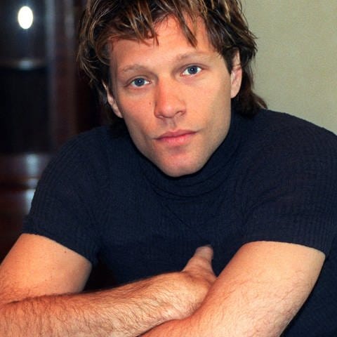 Jon Bon Jovi hat die Arme verschränkt und lächelt in die Kamera. (Foto: picture-alliance / Reportdienste, Picture Alliance)