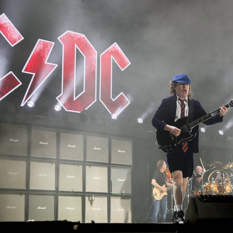 Angus Young bei einem ACDC-Konzert 2015 (Foto: picture-alliance / Reportdienste, Picture Alliance)