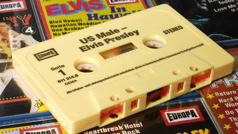 Eine Musikkassette von Elvis Presley (Foto: IMAGO, imago stock&people)