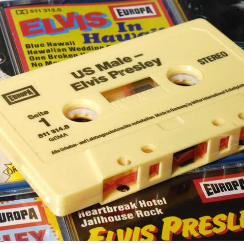 Eine Musikkassette von Elvis Presley (Foto: IMAGO, imago stock&people)