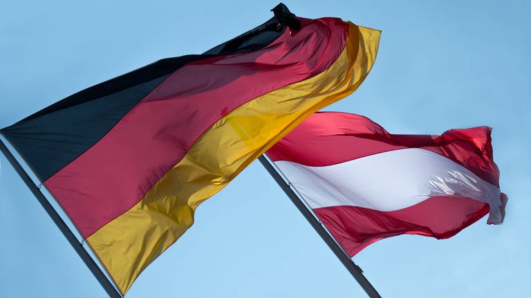 Flaggen von Deutschland und Österreich (Foto: picture-alliance / Reportdienste, Picture Alliance)