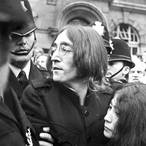 John Lennon und Yoko Ono 1968, nach einer Gerichtsanhörung in London. (Foto: IMAGO, Imago)