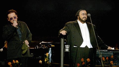 Bono Vox von U2 auf der Bühne mit dem italienischen Tenor Luciano Pavarotti. (Foto: picture-alliance / Reportdienste, picture-alliance / dpa)