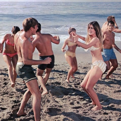 Junge Erwachsene tanzen am Strand (Foto: picture-alliance / Reportdienste, Courtesy Everett Collection)