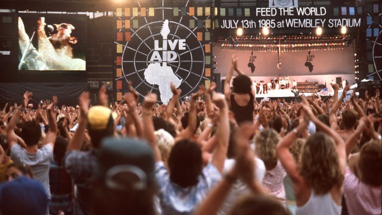 Die Fans jubeln während des Auftritts von "Queen"-Sänger Freddie Mercury.  (Foto: dpa Bildfunk, Norbert Försterling)