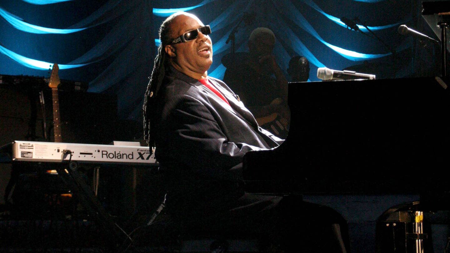 Stevie Wonder spielt am Flügel bei einem Konzert in New York 2005. (Foto: IMAGO, imago images/Everett Collection)