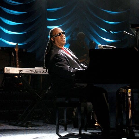 Stevie Wonder spielt am Flügel bei einem Konzert in New York 2005. (Foto: IMAGO, imago images/Everett Collection)