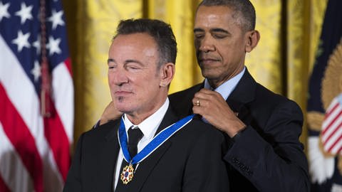 Barack Obama verleiht dem Musiker Bruce Springsteen die Freiheitsmedaille (Foto: dpa Bildfunk, Picture Alliance)