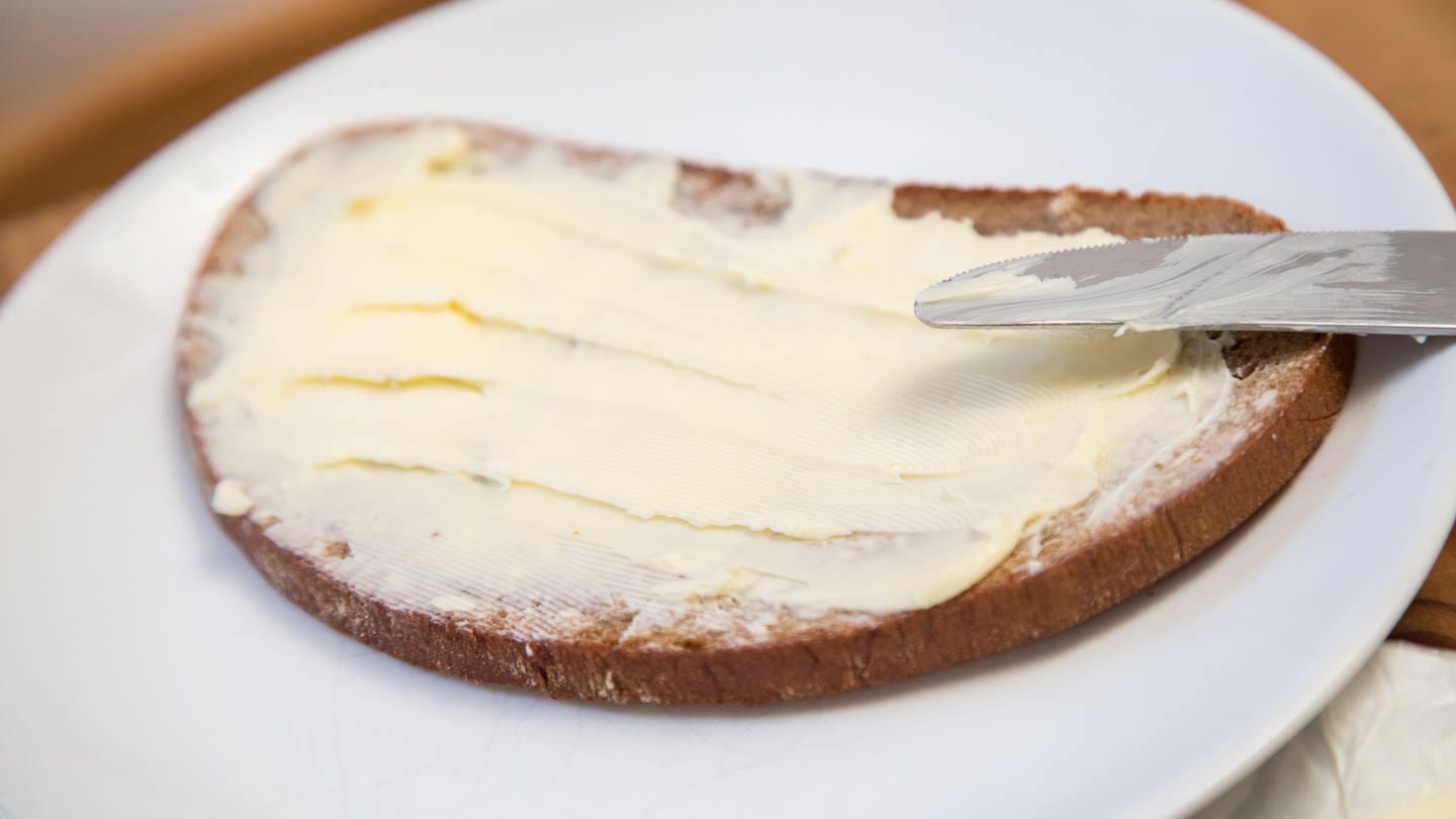 Ein mit Butter beschmiertes Stück Brot (Foto: picture-alliance / Reportdienste, picture alliance / dpa Themendienst)
