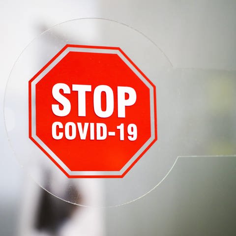 Aufkleber mit der Aufschrift "Stop COVID-19" (Foto: picture-alliance / Reportdienste, Picture Alliance)