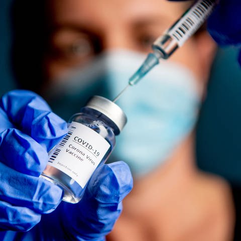 Spritze mit einer Ampulle mit der Aufschrift "Corona-Impfstoff" (Foto: picture-alliance / Reportdienste, Picture Alliance)