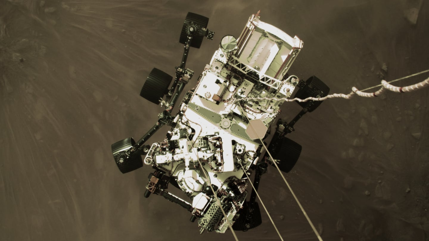 Kamera-Bild des Perseverance-Rovers während der Landung auf dem Mars