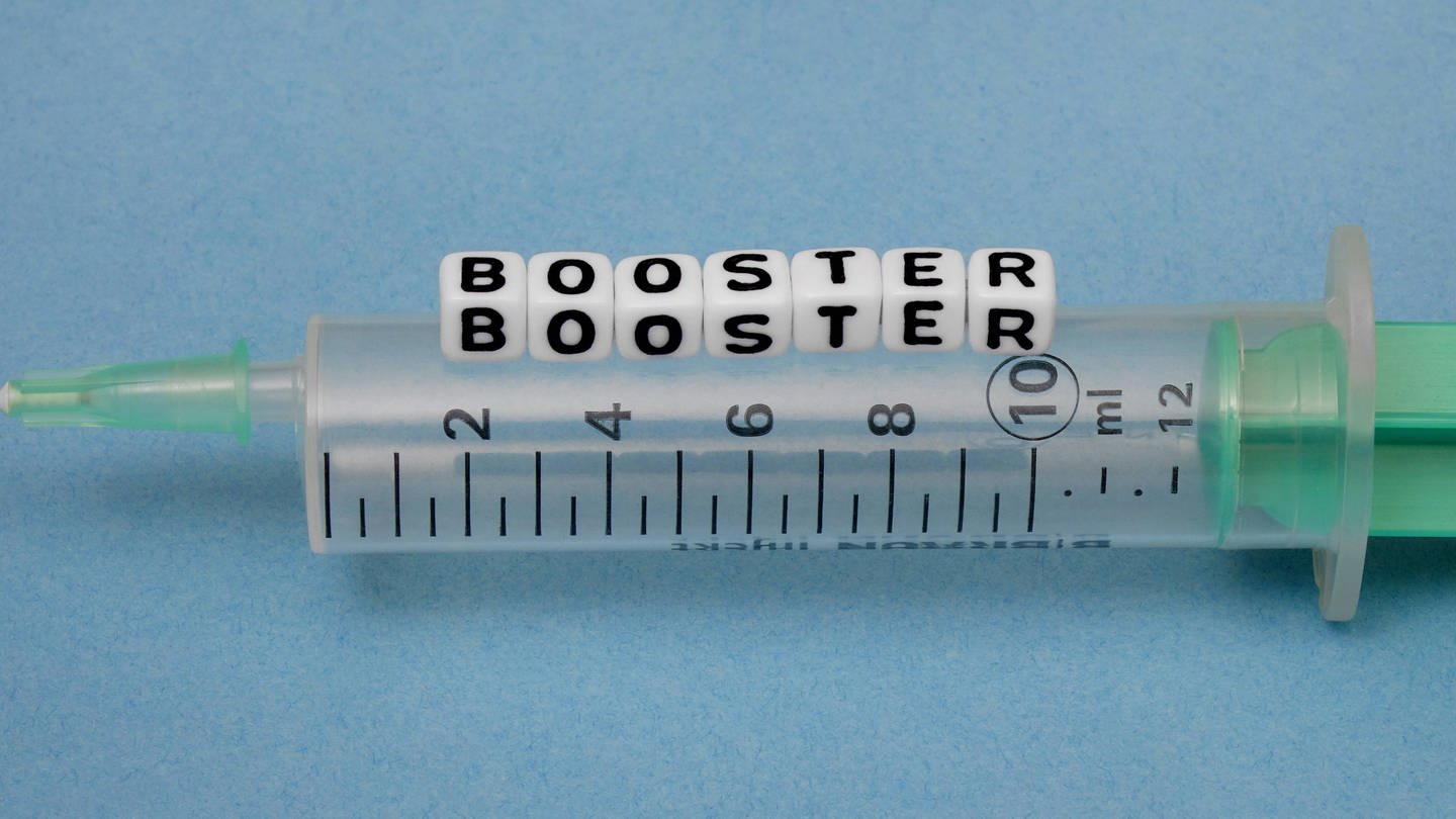 Spritze mit Booster-Impfung (Foto: IMAGO, Steinach)