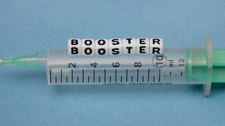 Spritze mit Booster-Impfung (Foto: imago images, Steinach)