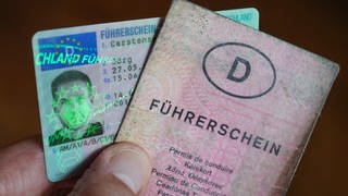 Blick auf einen veralteten und einen neuen EU-Führerschein im Scheckkartenformat. (Foto: picture-alliance / Reportdienste, Jörg Carstensen)
