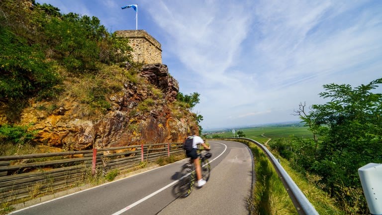 Fahrradfahrer vor Burg Battenberg, Pfalz (Foto: picture-alliance / Reportdienste, Picture Alliance)