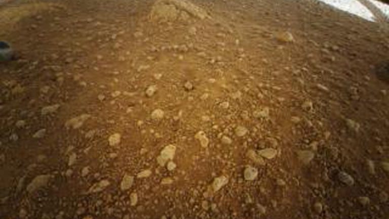 Das erste "eigene" Bild, das die Mars-Drohne "Ingenuity" nach Hause gefunkt hat. Marsboden, auf den ersten Blick vielleicht nichts neues - aber eben doch ein Bild der ERSTEN Drohne auf dem Mars! (Foto: NASA/JPL-Caltech)