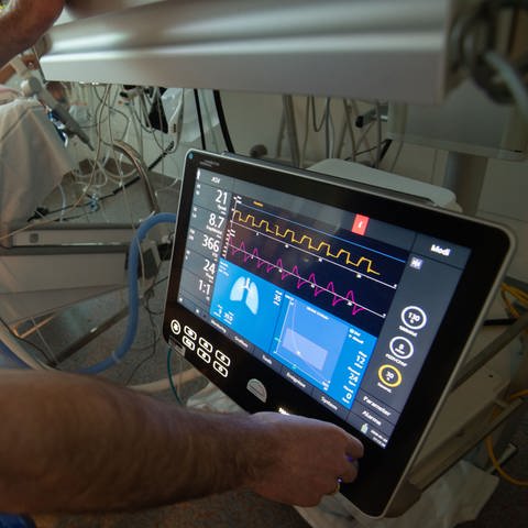 Ein Arzt bedient eine Beatmungsmaschine auf einer Intensivstation. (Foto: picture-alliance / Reportdienste, Marijan Murat)