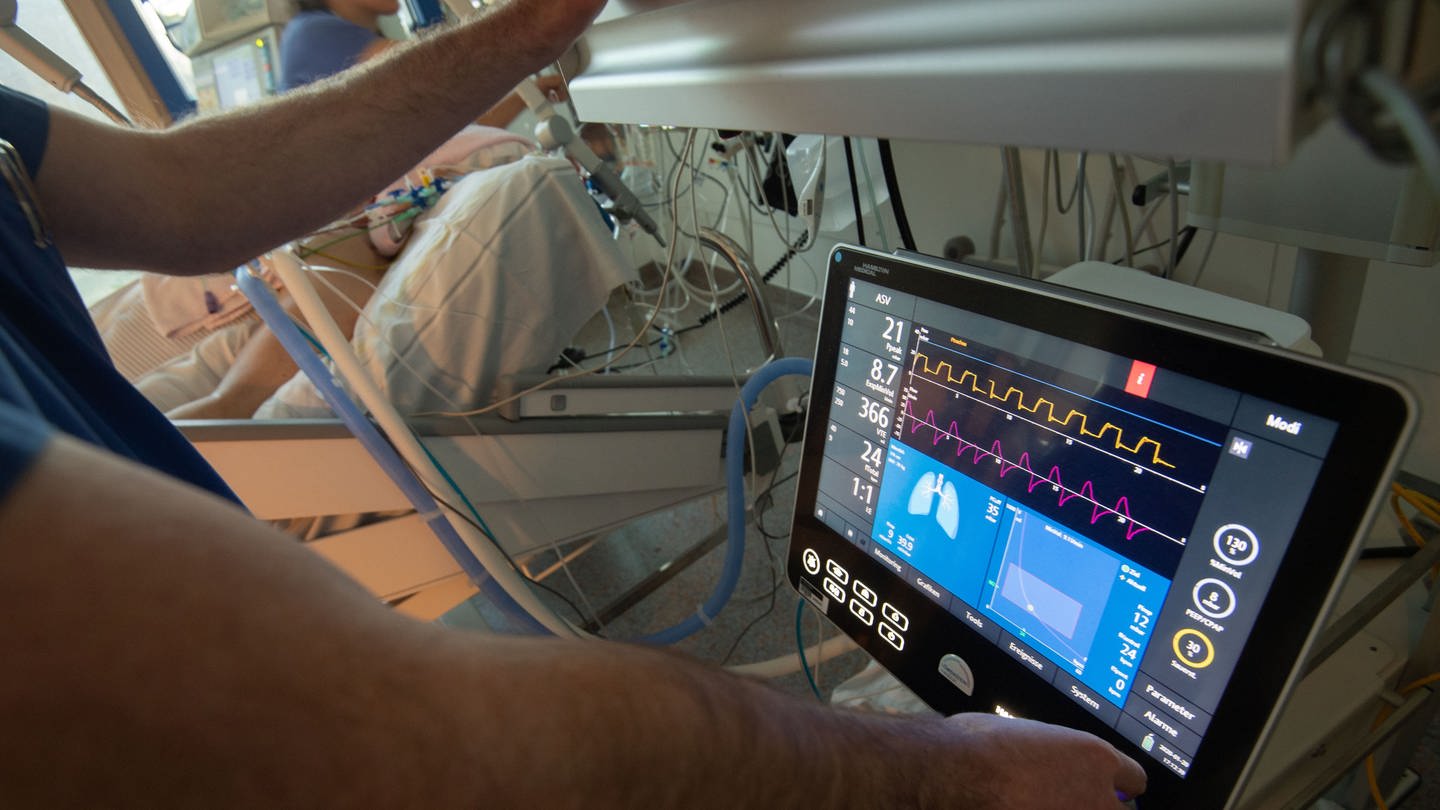 Ein Arzt bedient eine Beatmungsmaschine auf einer Intensivstation. (Foto: picture-alliance / Reportdienste, Marijan Murat)