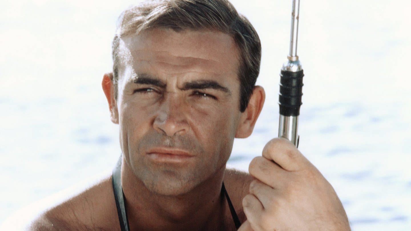 Sean Connery als James Bond mit Tattoos (Foto: picture-alliance / Reportdienste, picture alliance/Everett Collection)