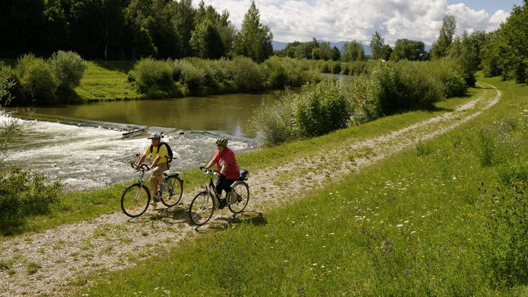 Radfahrer am Ufer der Ammer bei Weilheim (Foto: picture-alliance / Reportdienste, Picture Alliance)