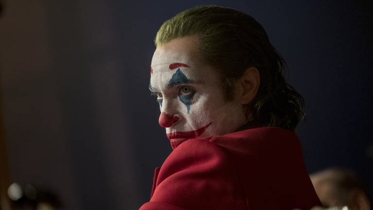 Joaquin Phoenix als Arthur Fleck in einer Szene des Films "Joker" (Foto: picture-alliance / Reportdienste, Niko Tavernise/Warner Bros. Entertainment/dpa)