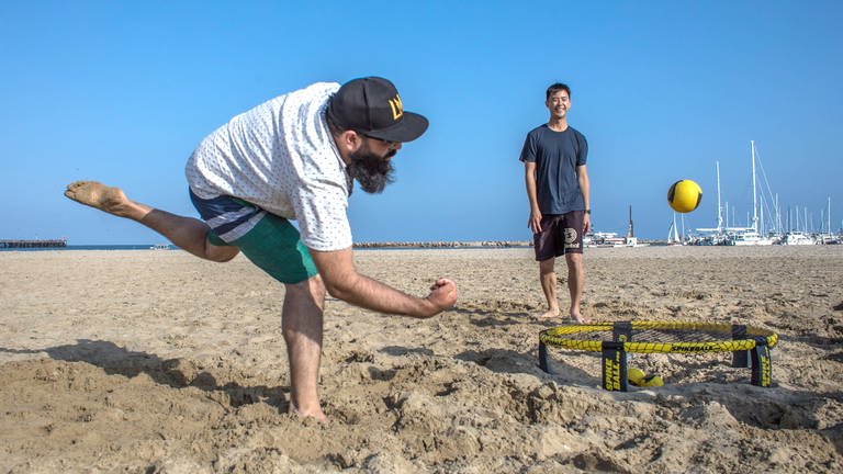 Zwei Männer spielen Spikeball am Strand (Foto: picture-alliance / Reportdienste, John Fredricks)