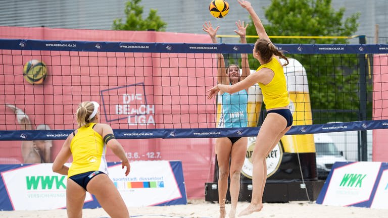 Drei Frauen spielen Beachvolleyball (Foto: picture-alliance / Reportdienste, Marius Becker)