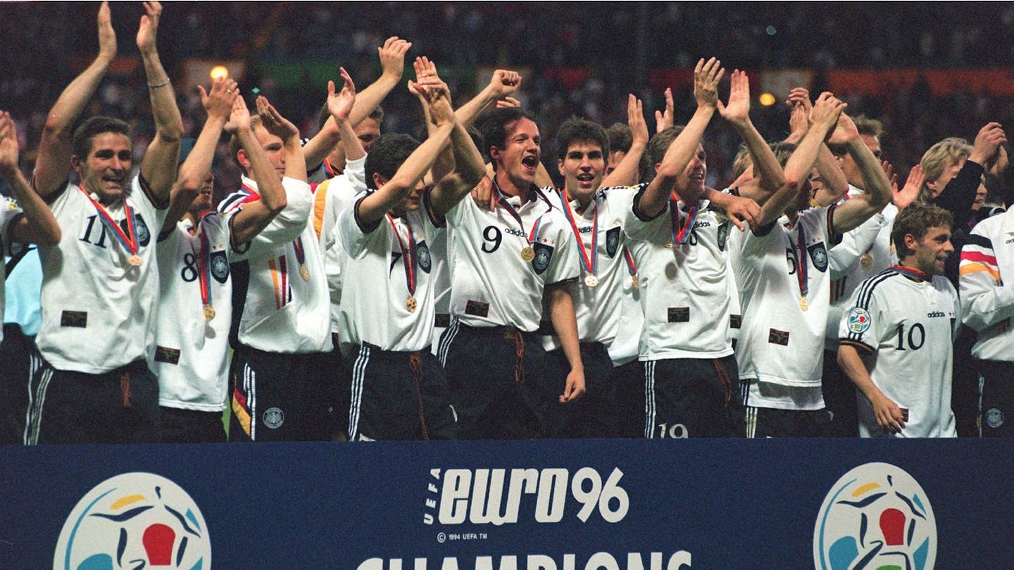 Deutsche Fußball-Nationalmannschaft jubelt am 30.6.1996 im Londoner Wembley-Stadion hinter dem Logo der EURO 96 gemeinsam über den Titelgewinn. (Foto: picture-alliance / Reportdienste, picture-alliance / dpa | Multhaup_Oliver)