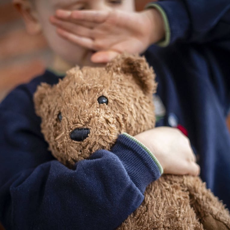 Kind mit Teddybär im Arm (Foto: IMAGO, photothek)