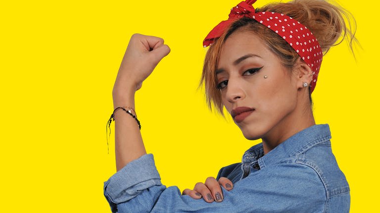 Beautiful woman dressed as the iconic Rosie the Riveter  (Foto: Getty Images, IMAGO / agefotostock)