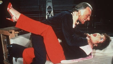 Richard Burton würgt seine Ex-Frau Elizabeth Taylor in einer Szene des Bühnenstücks "Private Lifes"