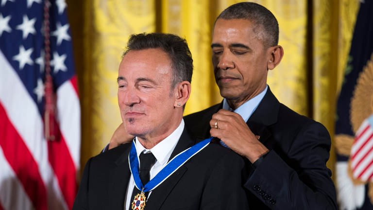 Ehemaliger US-Präsident Barack Obama verleiht Musiker Bruce Springsteen die Freiheitsmedaille (Foto: dpa Bildfunk, picture alliance/dpa/epa | Shawn Thew)