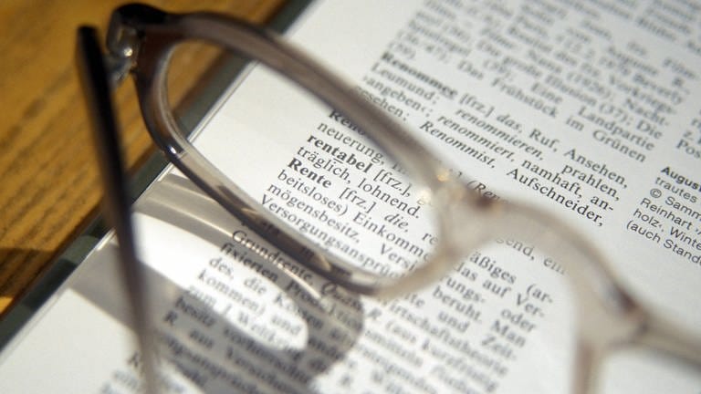 Rente Wörterbuch Brille (Foto: IMAGO, Steinach)