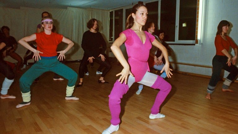 Frauen beim Workout in einem Aerobic-Studio in den 80ern.