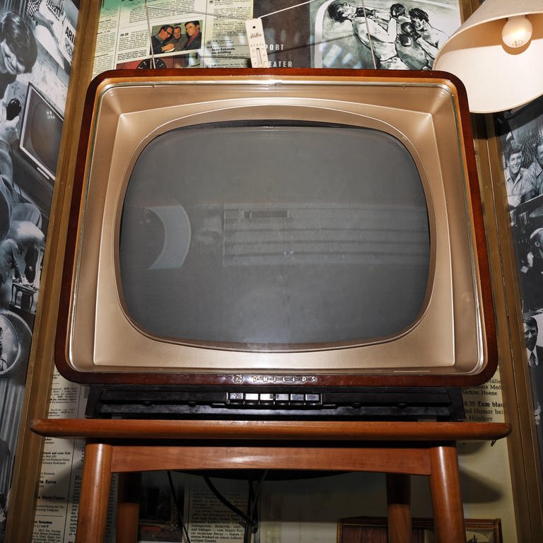 Schwarz-weiß Fernsehgerät aus den 50er Jahren (Foto: dpa Bildfunk, Karl F. Schöfmann)