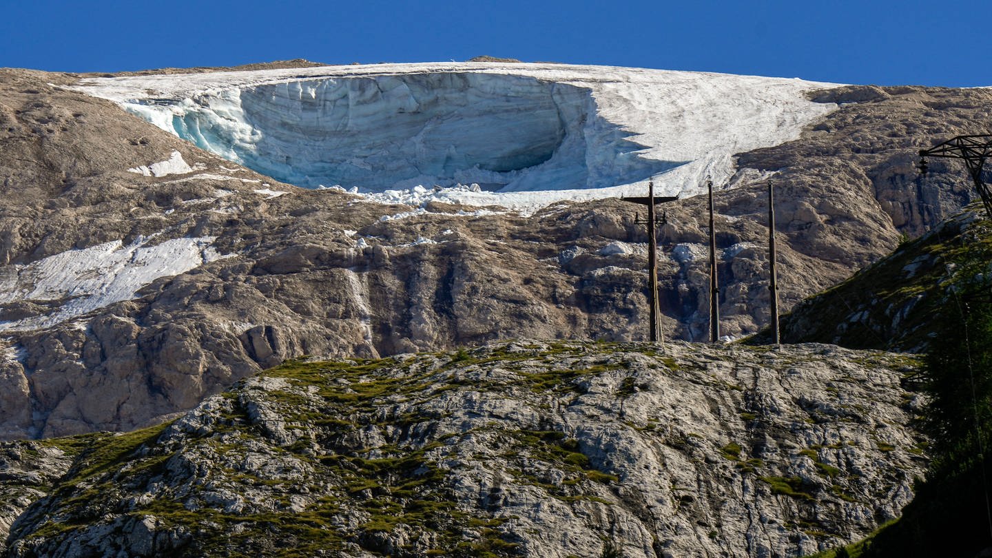 Blick auf den Gletscher Punta Rocca in der Nähe von Canazei in den italienischen Alpen nach dem massiven Gletscherbruch und dem Abgang einer Lawine (Foto: picture-alliance / Reportdienste, picture alliance/dpa/AP | Luca Bruno)