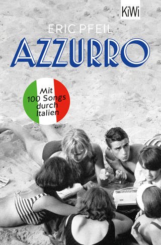 SWR1 Buchtipp: "Azzurro" von Eric Pfeil. Das Cover zeigt ein Schwarzweißbild von einer Gruppe junger Menschen, die am Strand um ein Kofferradio herum im Sand liegen (Foto: Verlag Kiepenheuer & Witsch)