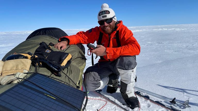 Hans Honold, Florian Schmidt und das ganze Team unterwegs auf Expedition in der Eiswüste (Foto: Florian Schmidt)