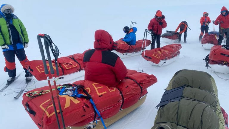 Hans Honold, Florian Schmidt und das ganze Team unterwegs auf Expedition in der Eiswüste (Foto: Florian Schmidt)