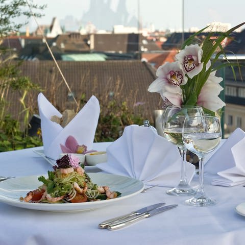 Ein gedeckter Tisch auf der Terasse eines Feinschmecker-Restaurants (Foto: picture-alliance / Reportdienste, picture alliance / VisualEyze | Daniel Reiter)