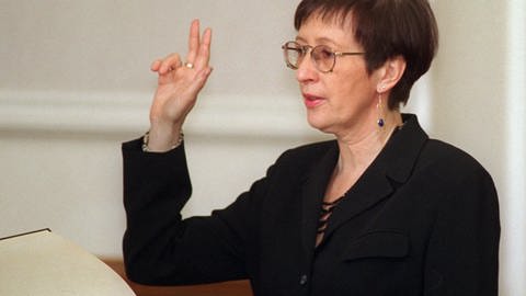 Heide Simonis legt 1996 ihren Amtseid ab. 1993 wurde sie das erste mal in Schleswig-Holstein gewählt und damit zur ersten Ministerpräsidentin Deutschlands. (Foto: picture-alliance / Reportdienste, picture-alliance / dpa | Wulf Pfeiffer)