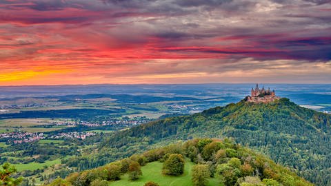 Die Burg Hohenzollern in Baden-Württemberg auf einem bewaldeten Hügel lohnt sich für einen Ausflug. (Foto: dpa Bildfunk, NIKOLAY OKHITIN)