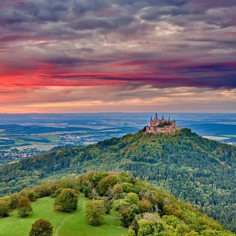 Die Burg Hohenzollern in Baden-Württemberg auf einem bewaldeten Hügel lohnt sich für einen Ausflug. (Foto: dpa Bildfunk, NIKOLAY OKHITIN)