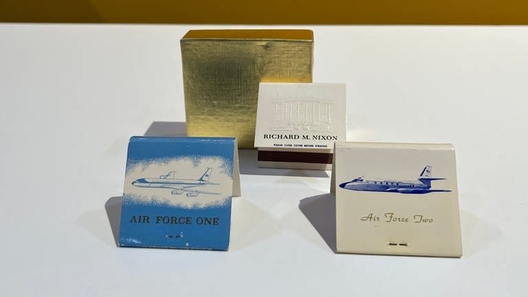 Drei Streichholz-Mäppchen aus der Airforce One und Two aus der Zeit der US-Präsidenten Richard Nixon und Ronald Reagan.  (Foto: SWR, Olly Krimmel)