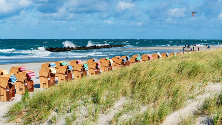 Strandkörbe an der deutschen Ostseeküste. (Foto: IMAGO, imago images/penofoto)